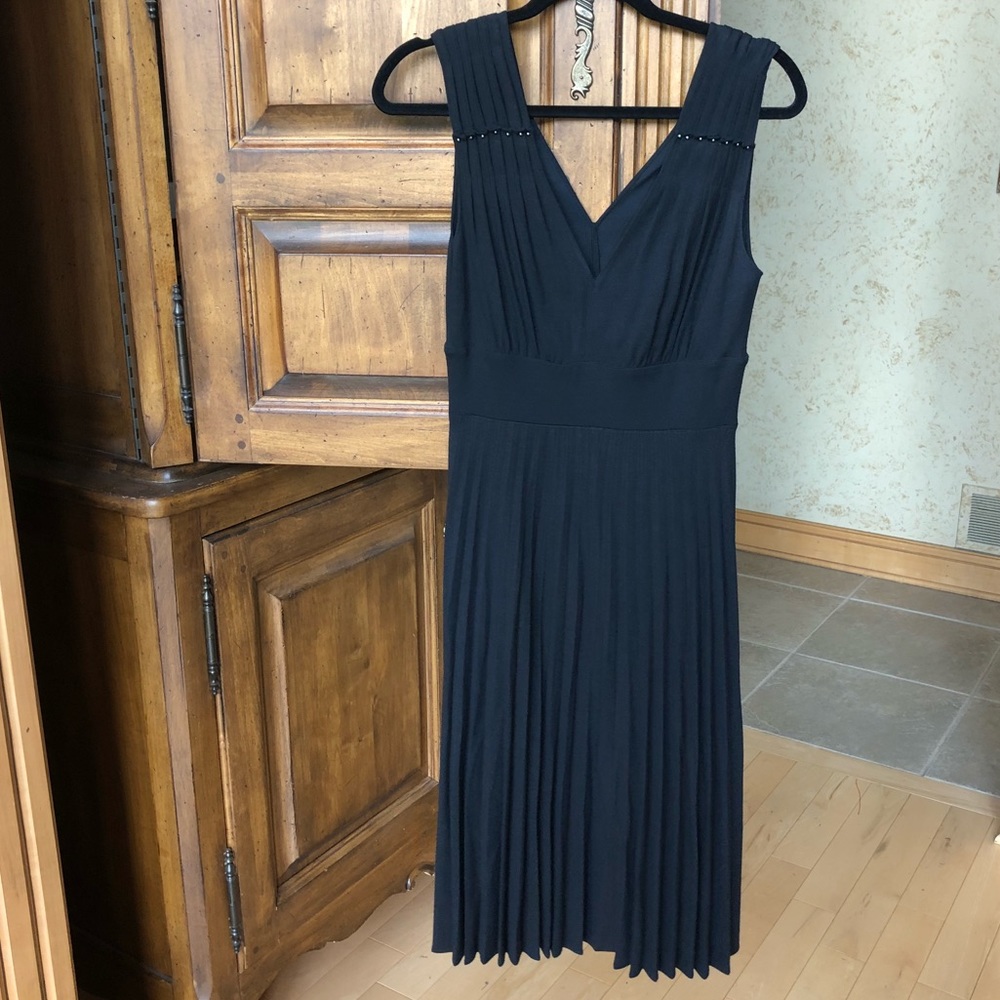 Theory pleated v neck sleeveless wool blend dress